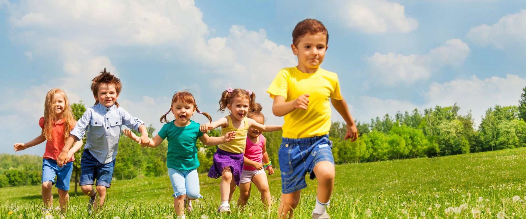 Crianças a correr num campo